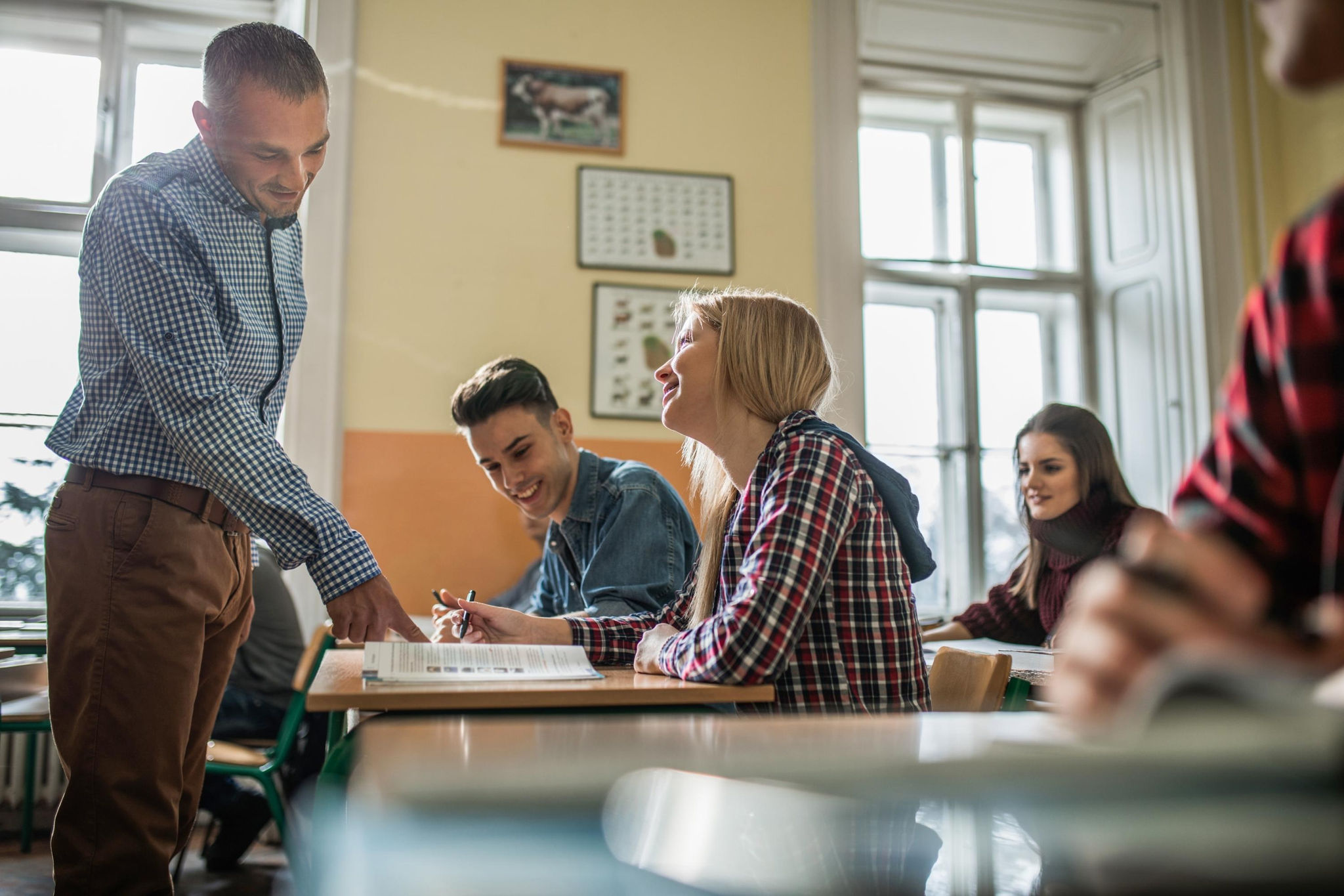 canva-male-teacher-in-classroom