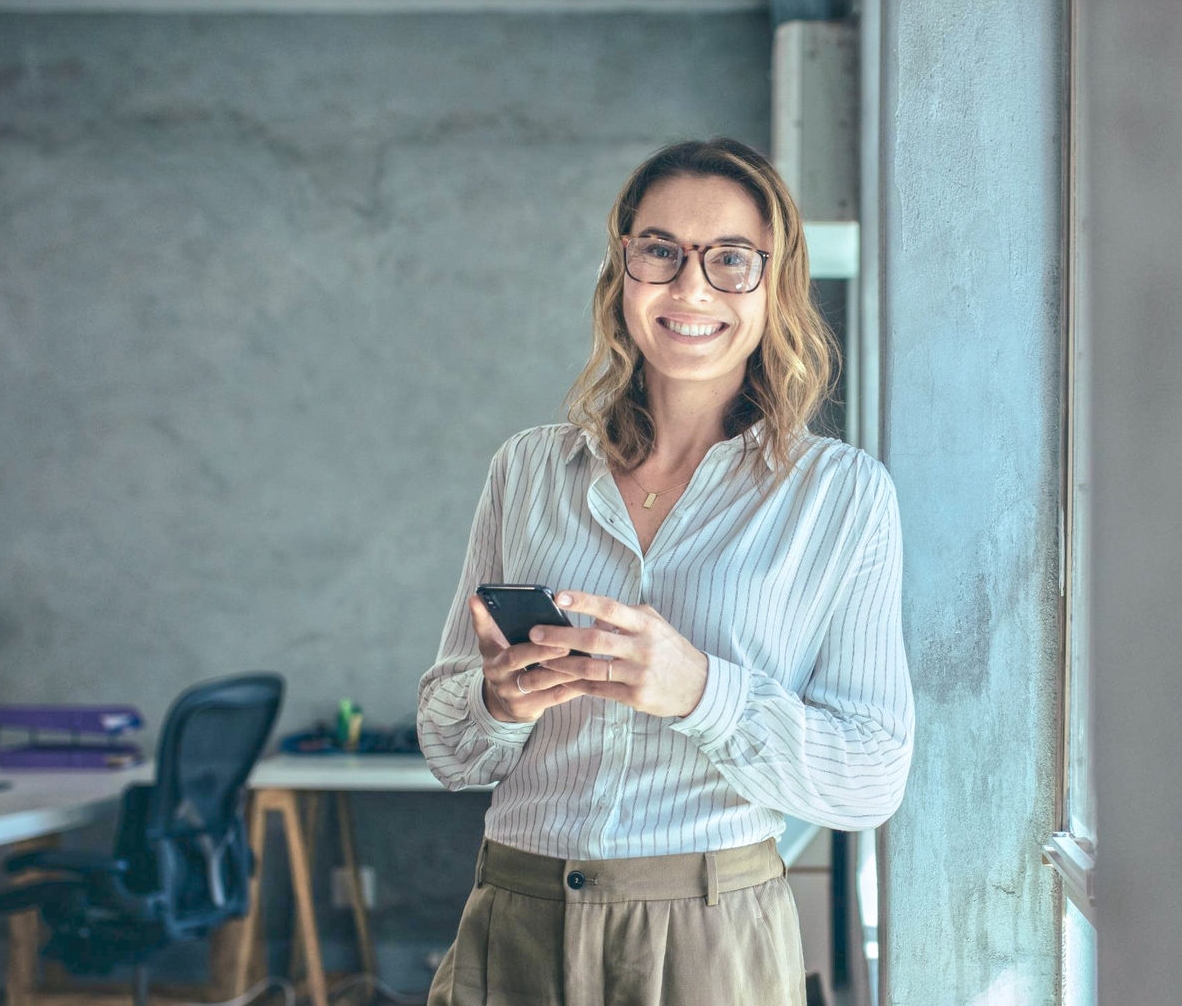 Canvas-woman-office-mobile-smiling